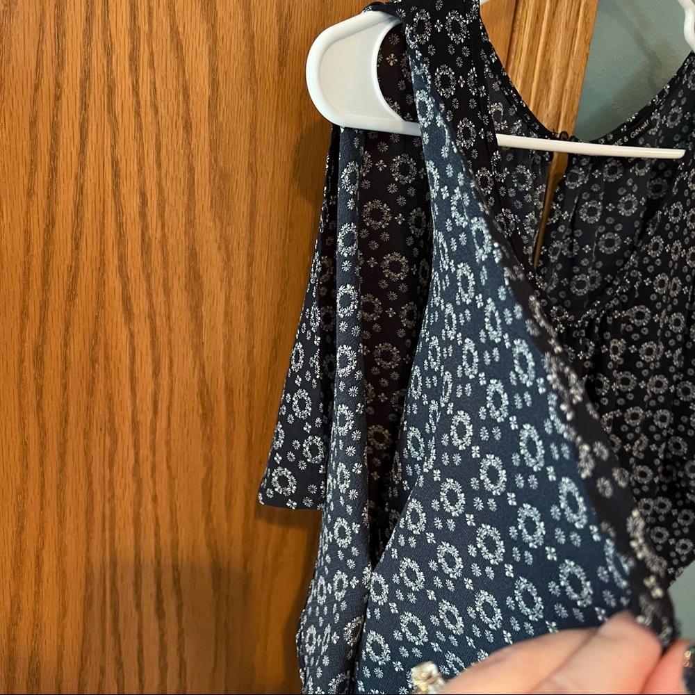 Harlowe & Graham Navy Blue Floral Blouse Size Medium Boho Cold Shoulder Flowy - Picture 8 of 11